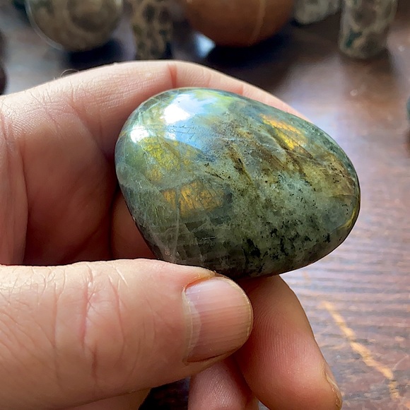 🔥SALE🔥 Labradorite Crystal Heart Carving With Flash! - Picture 4 of 4